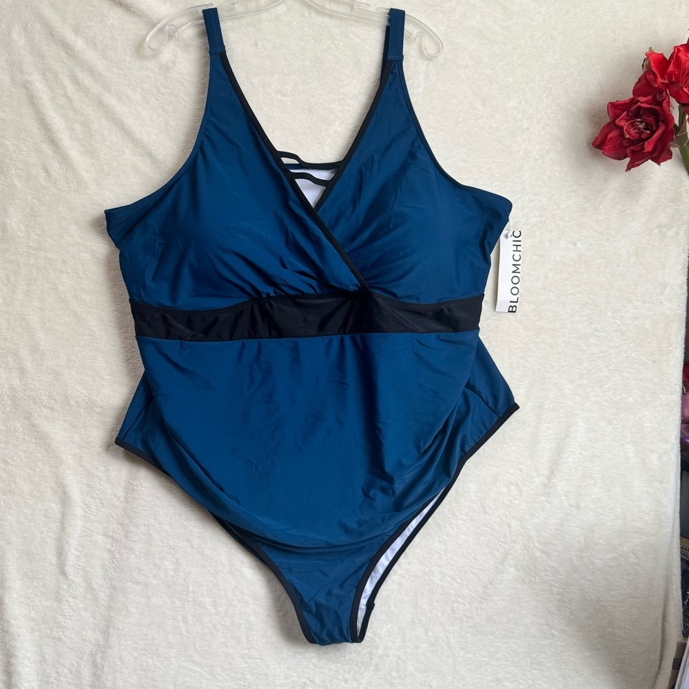 BloomChic NEW Contrast Trim Keyhole Gathered One Piece Swimsuit Color Block 30 - Picture 2 of 15